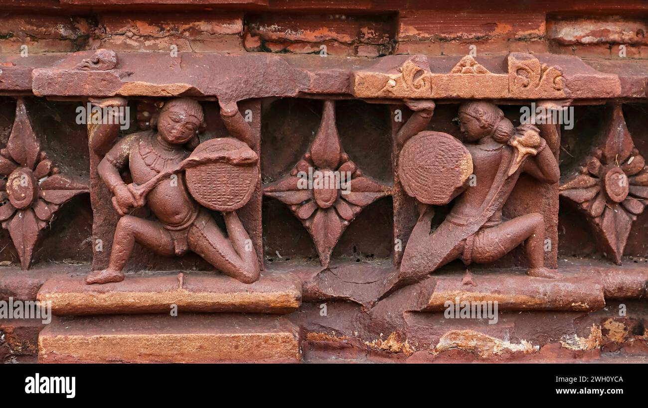 Schnitzerei von Kriegern mit Schwert und Schild, Kakuni Ganesh Tempel, Baran, Rajasthan, Indien. Stockfoto