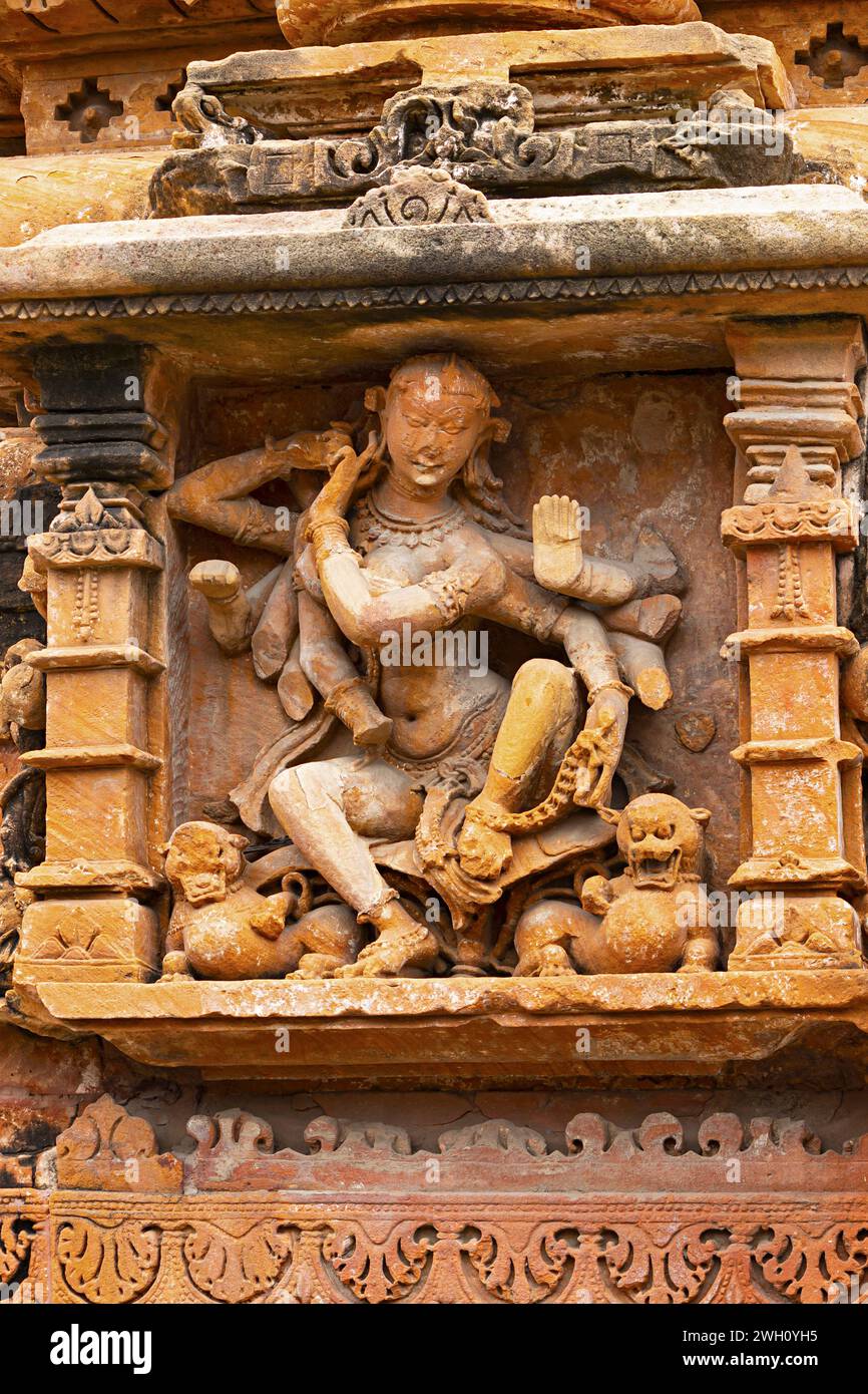 Gebrochene Skulptur der Göttin Durga auf dem Sonnentempel von Jhalarapatan, Rajasthan, Indien. Stockfoto