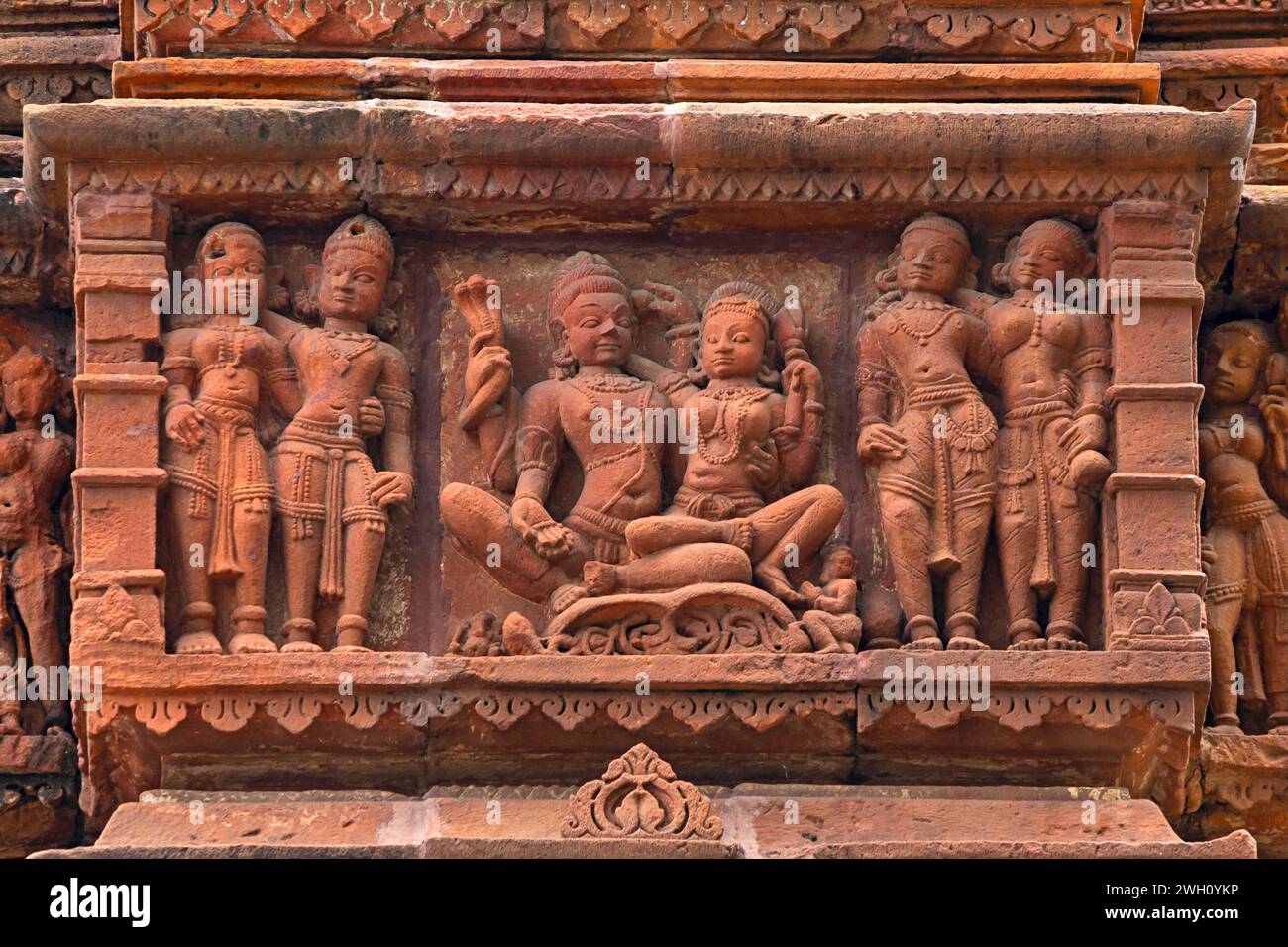 Schnitzerei von Lord Shiva mit Parvati am Sonnentempel von Jhalarapatan, Rajasthan, Indien. Stockfoto