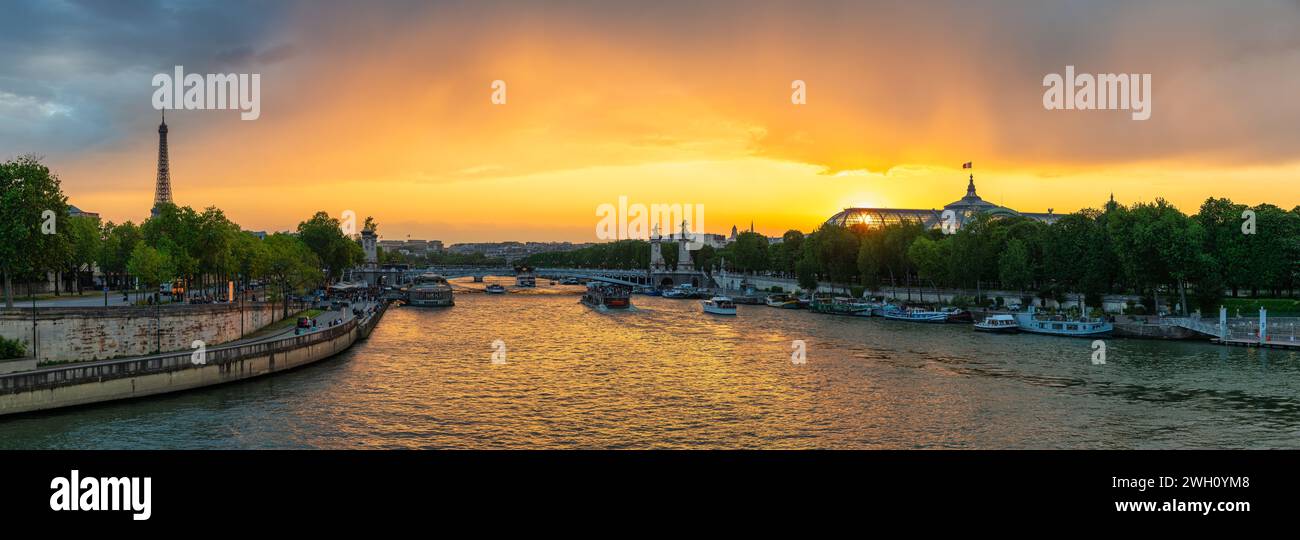Paris Frankreich, Panorama der Skyline der Stadt Sonnenuntergang an der seine mit Brücke Pont Alexandre III und Grand Palais Stockfoto
