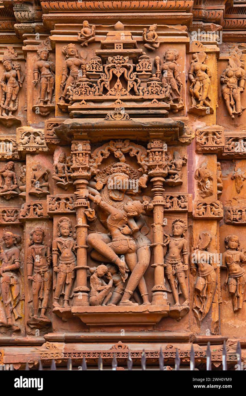 Schnitzereien von Lord Narshimha mit Lakshmi auf dem Sonnentempel von Jhalarapatan, Rajasthan, Indien. Stockfoto