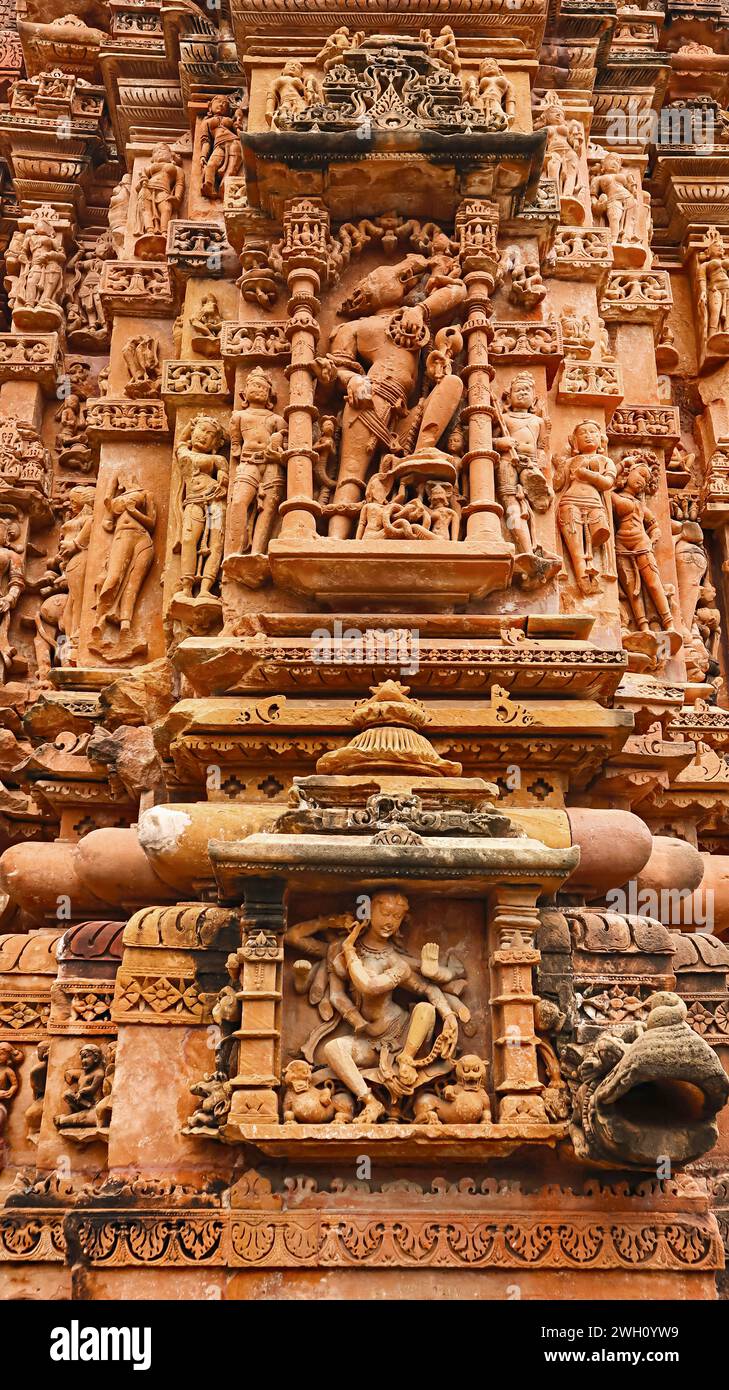 Schnitzereien von Varaha und Göttin Durga auf dem Sonnentempel, Jhalarapatan, Rajasthan, Indien. Stockfoto