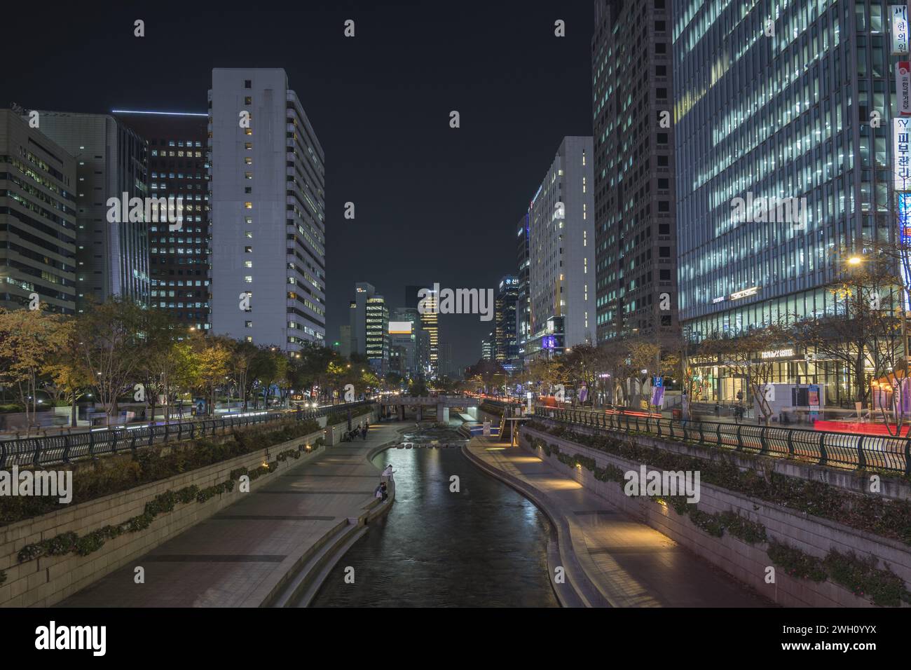 Seoul Südkorea, Skyline-Nacht der Stadt am Cheonggyecheon Stream Stockfoto