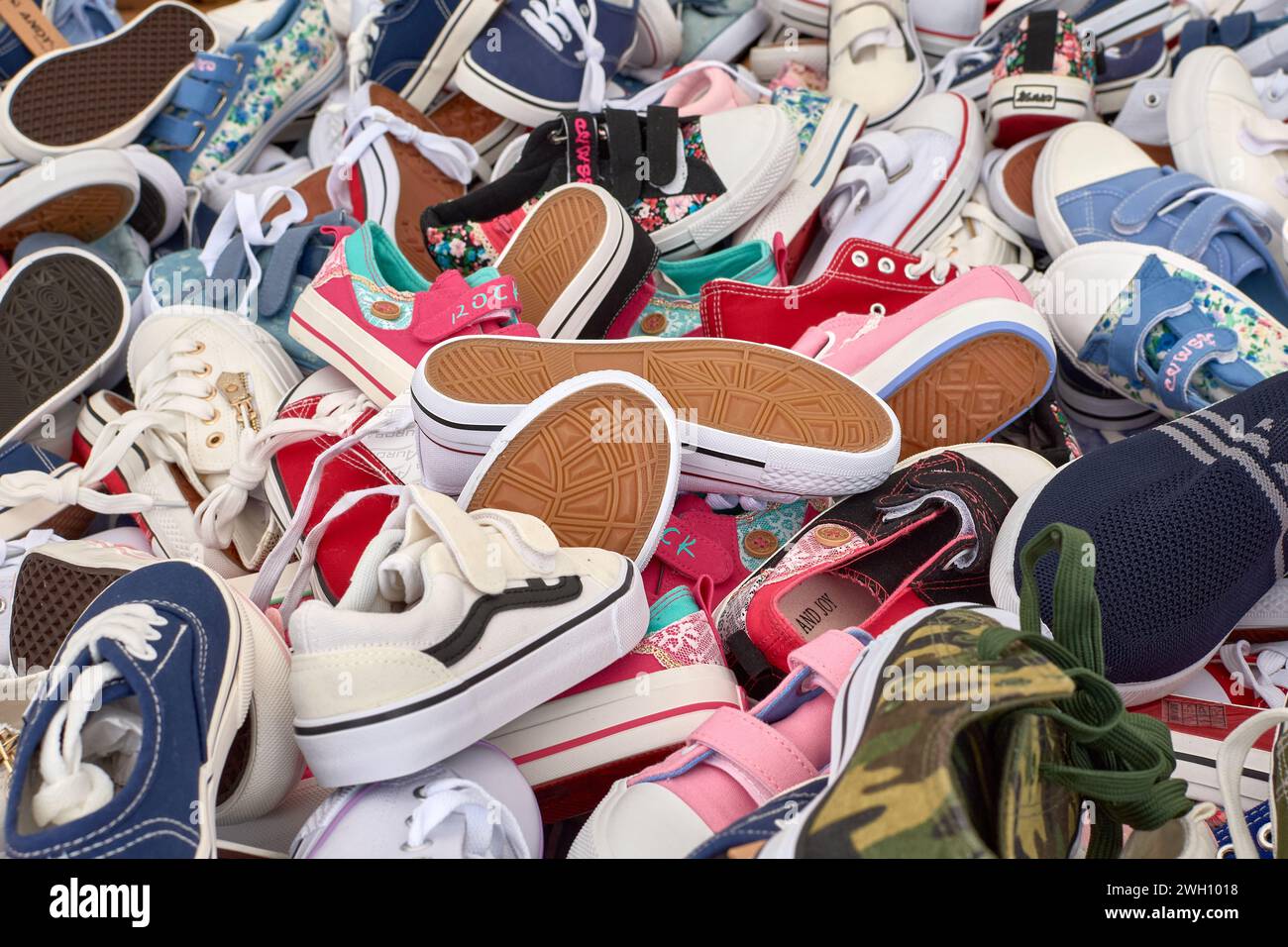 Sabaris, Bayonne, Spanien; 19. Juli 2021: Sportschuhe in verschiedenen Farben stapeln sich auf einem Stand der Sabaris Fair Stockfoto