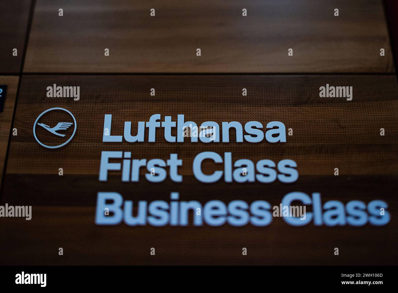 Das Logo der Lufthansa am Flughafen Berlin Brandenburg wahrend einem