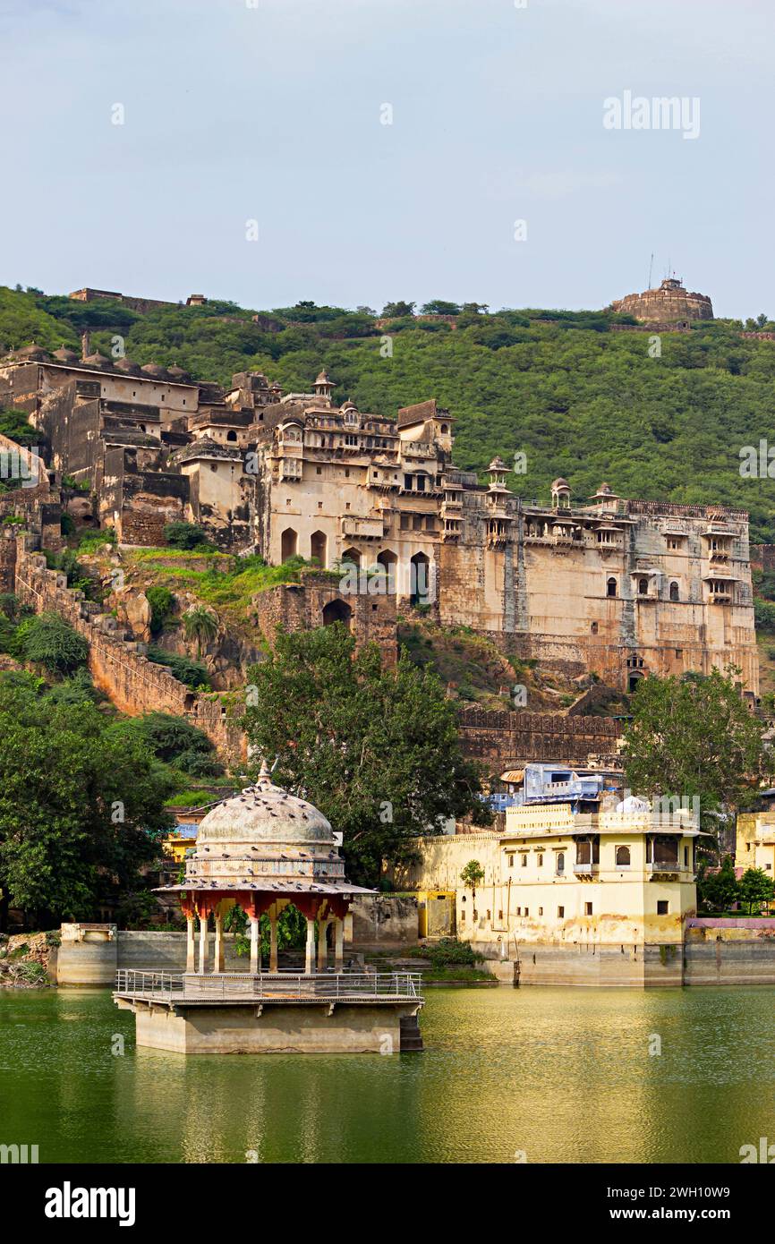 Blick auf Nawal Sagar und Taragarh Fort Bundi, Rajasthan, Indien. Stockfoto
