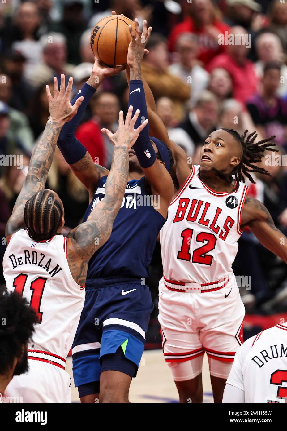 Chicago, USA. Februar 2024. Der Wachmann der Chicago Bulls Ayo Dosunmu (R) blockiert am 6. Februar 2024 einen Schuss im NBA-Spiel zwischen den Minnesota Timberwolves und den Chicago Bulls in Chicago. Quelle: Joel Lerner/Xinhua/Alamy Live News Stockfoto