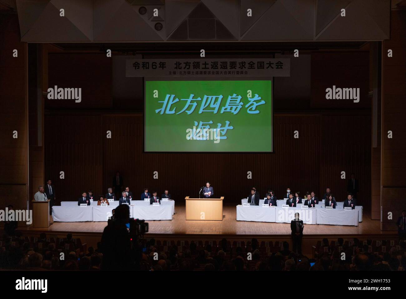 Der japanische Premierminister Fumio Kishida hält eine Rede auf dem Nationalkonvent von 2024, um die Rückkehr der nördlichen Territorien in Tokio am 7. Februar 2024 zu fordern. Quelle: Stanislav Kogiku/AFLO/Alamy Live News Stockfoto