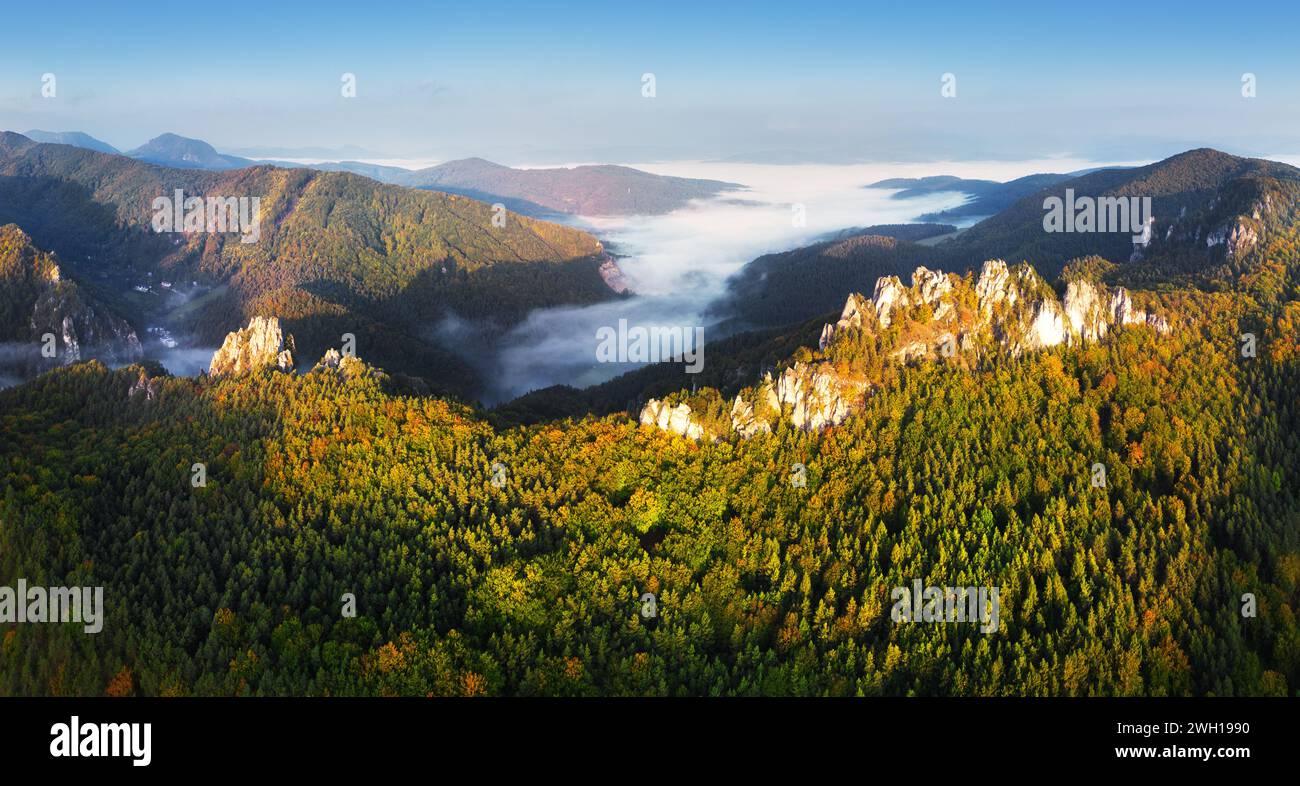 Fantastische Bergpanorama-Landschaft der Drohne bei Surise. Natürlicher Outdoor-Reisehintergrund. Schönheitswelt. Slowakei - Sulov Stockfoto