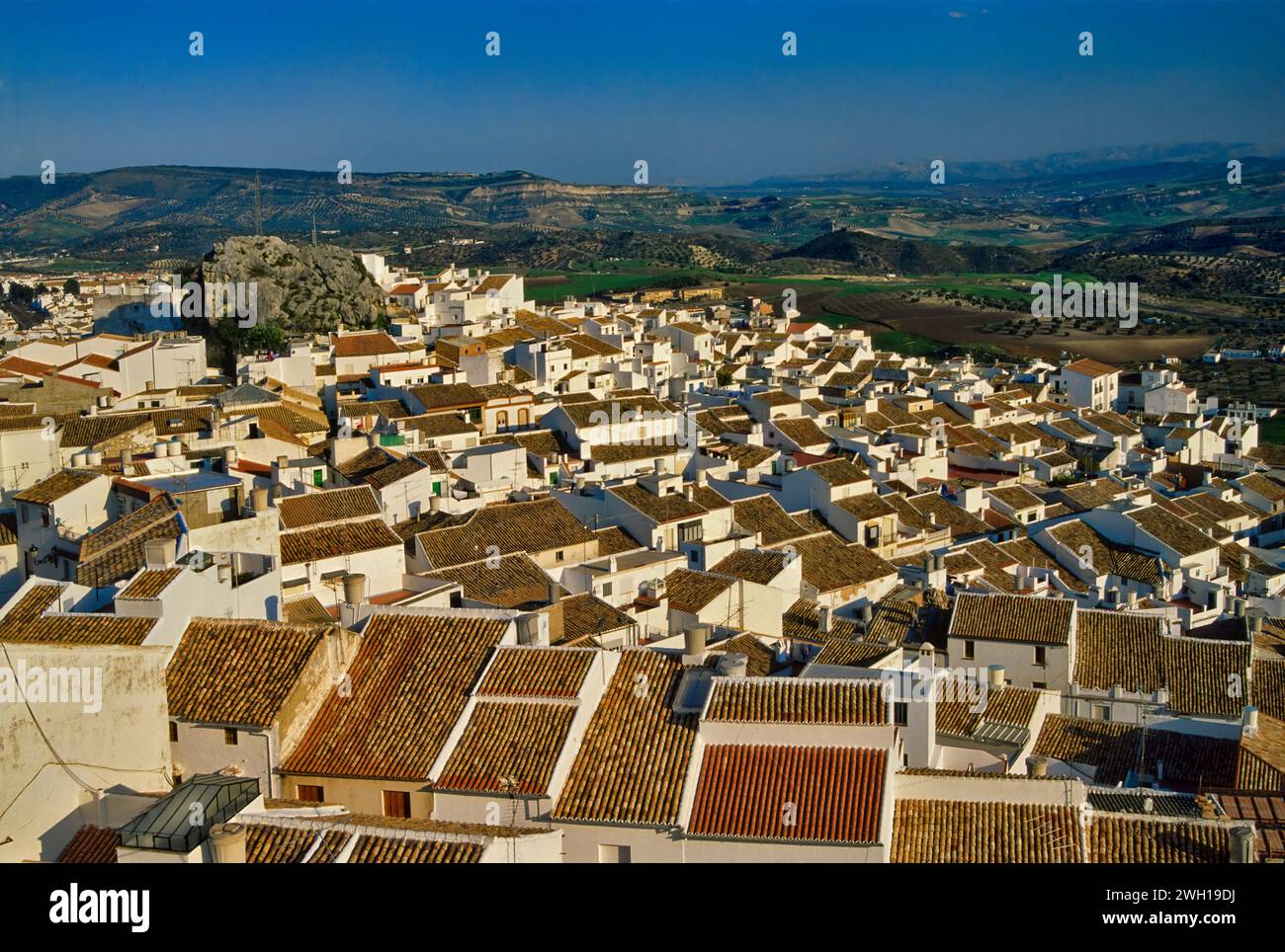 Blick von der Kirche auf die weiße Stadt Olvera, Ruta de los Pueblos Blancos, Andalusien, Spanien Stockfoto