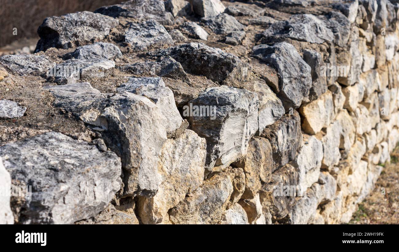 Eine Nahaufnahme einer antiken römischen Steinmauer Stockfoto