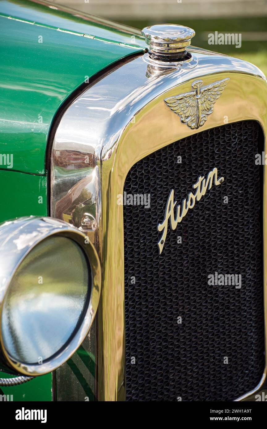 OXFORDSHIRE, Großbritannien – 17. JULI 2010: Kühlergrill auf Austin 7 mit Logo Stockfoto