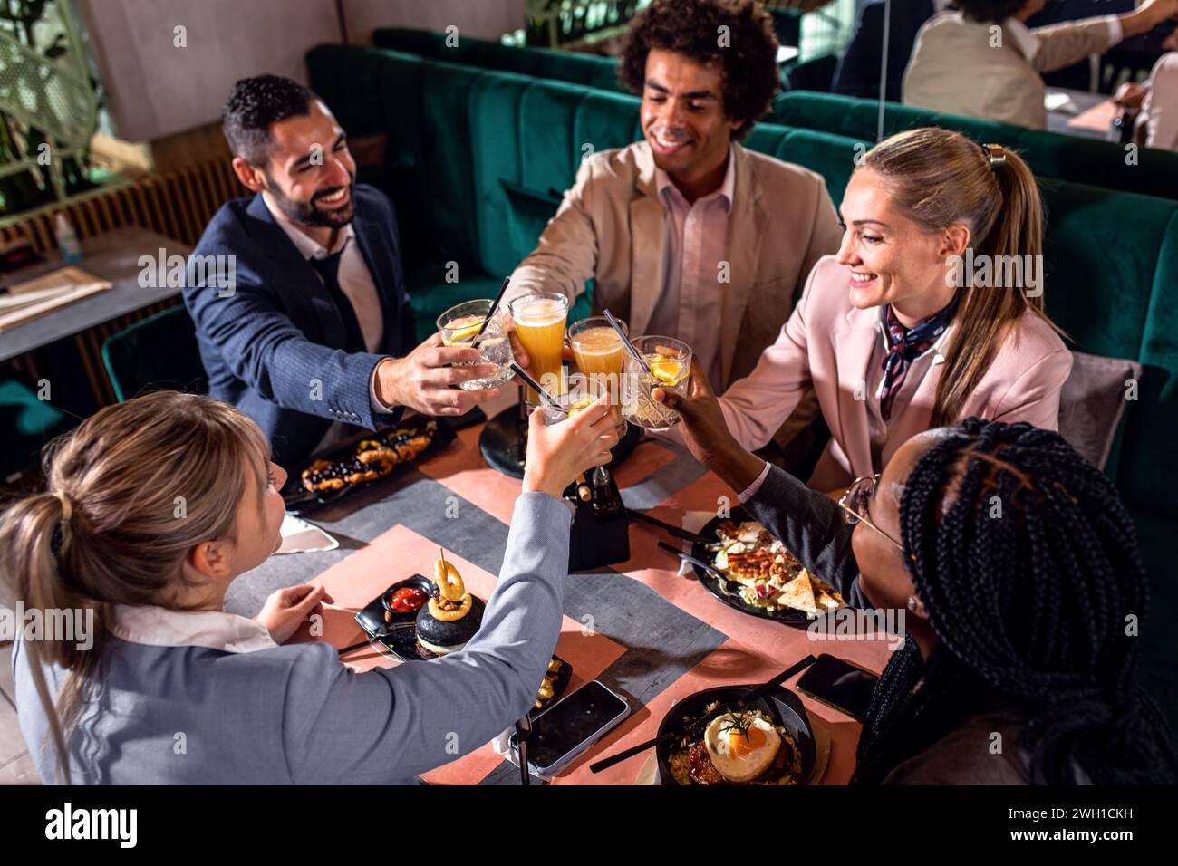 Gruppe von Geschäftsleuten im Restaurant zum Mittagessen. Stockfoto
