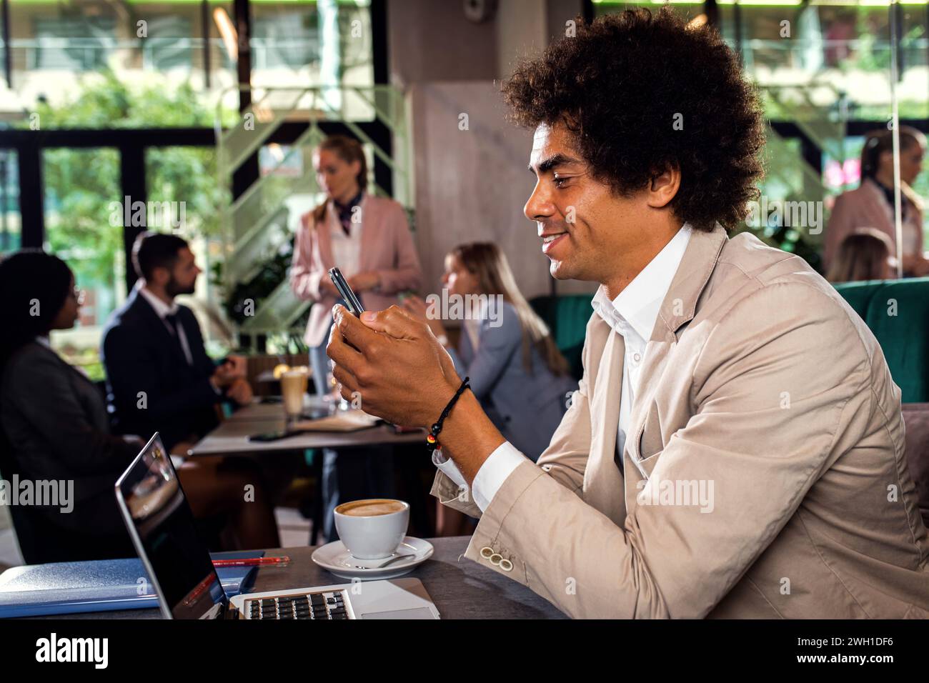 Afroamerikanischer Geschäftsmann, der mit Laptop arbeitet. Stockfoto