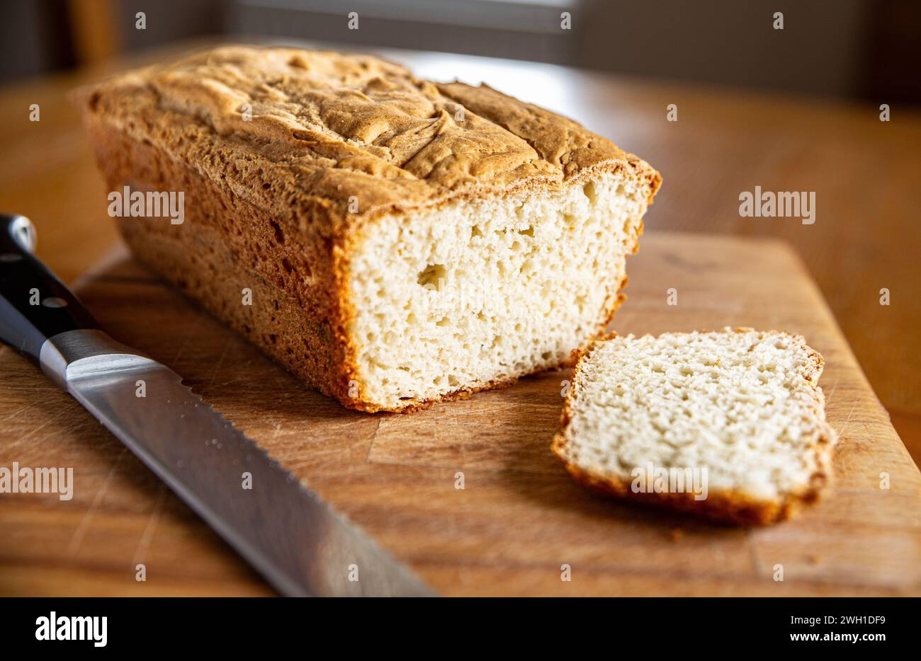 Ein Stück glutenfreies Weißbrot auf einer Brotplatte. Stockfoto