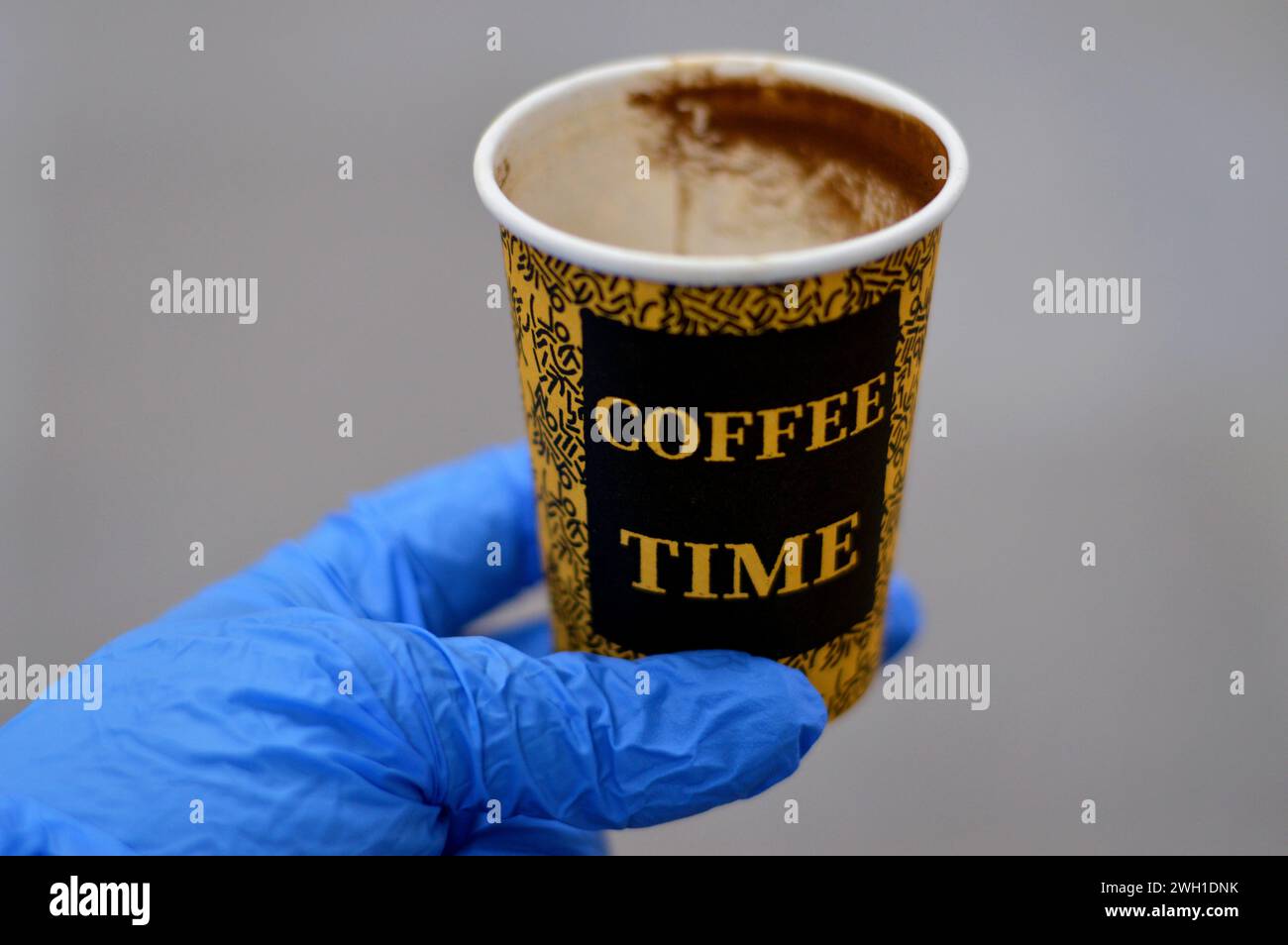 Eine getrunkene Tasse türkischen Kaffee in einer Einweg-Trinkschaumbecher mit Kaffeeresten, mit Text von Coffee Time, Schaumbecher sind ohne Hitze isoliert Stockfoto