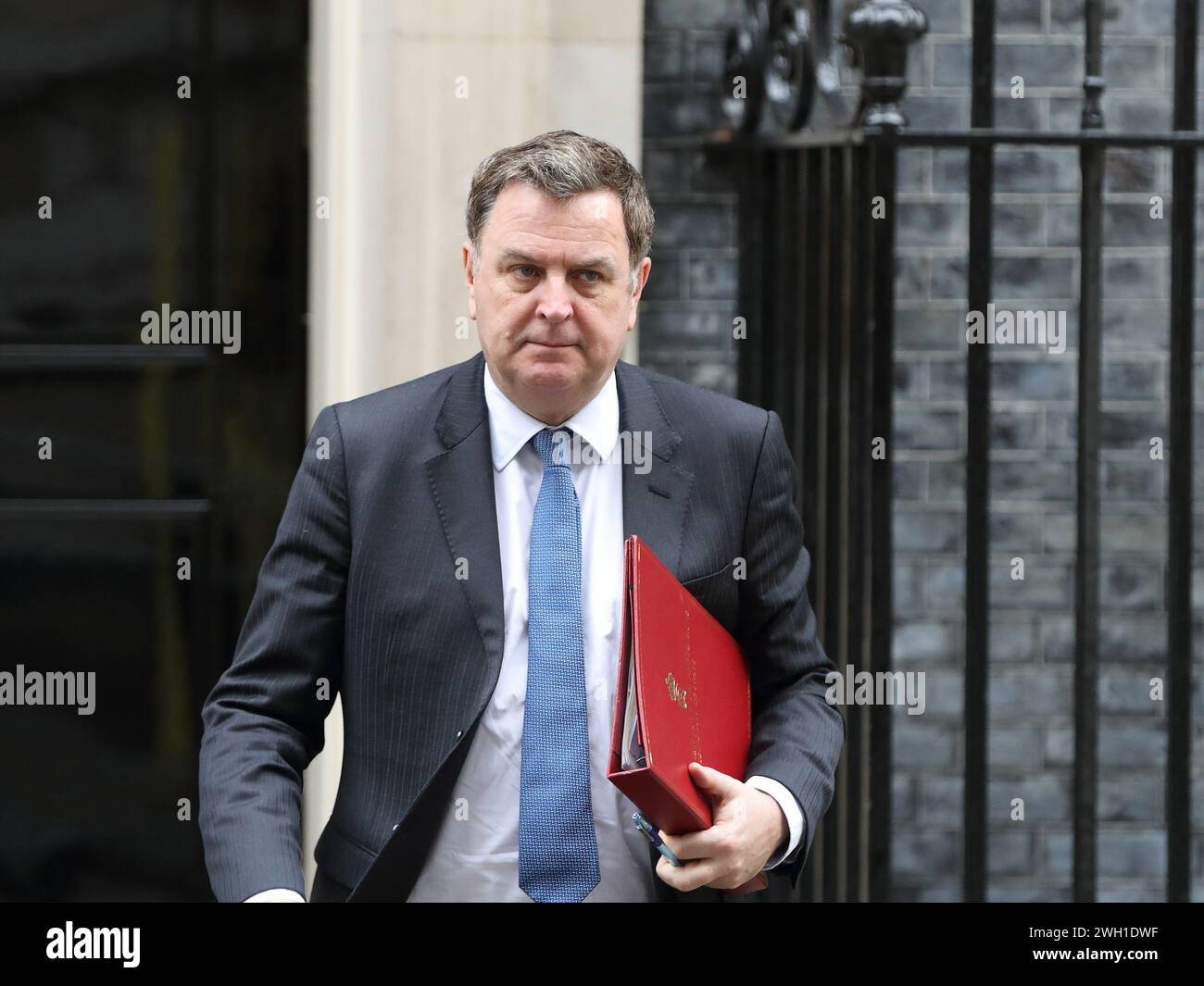 London, Vereinigtes Königreich. Februar 2024. Mel Stride, Staatssekretär für Arbeit und Pensionen, verlässt die Downing Street Nr. 10 nach der Kabinettssitzung. Stockfoto