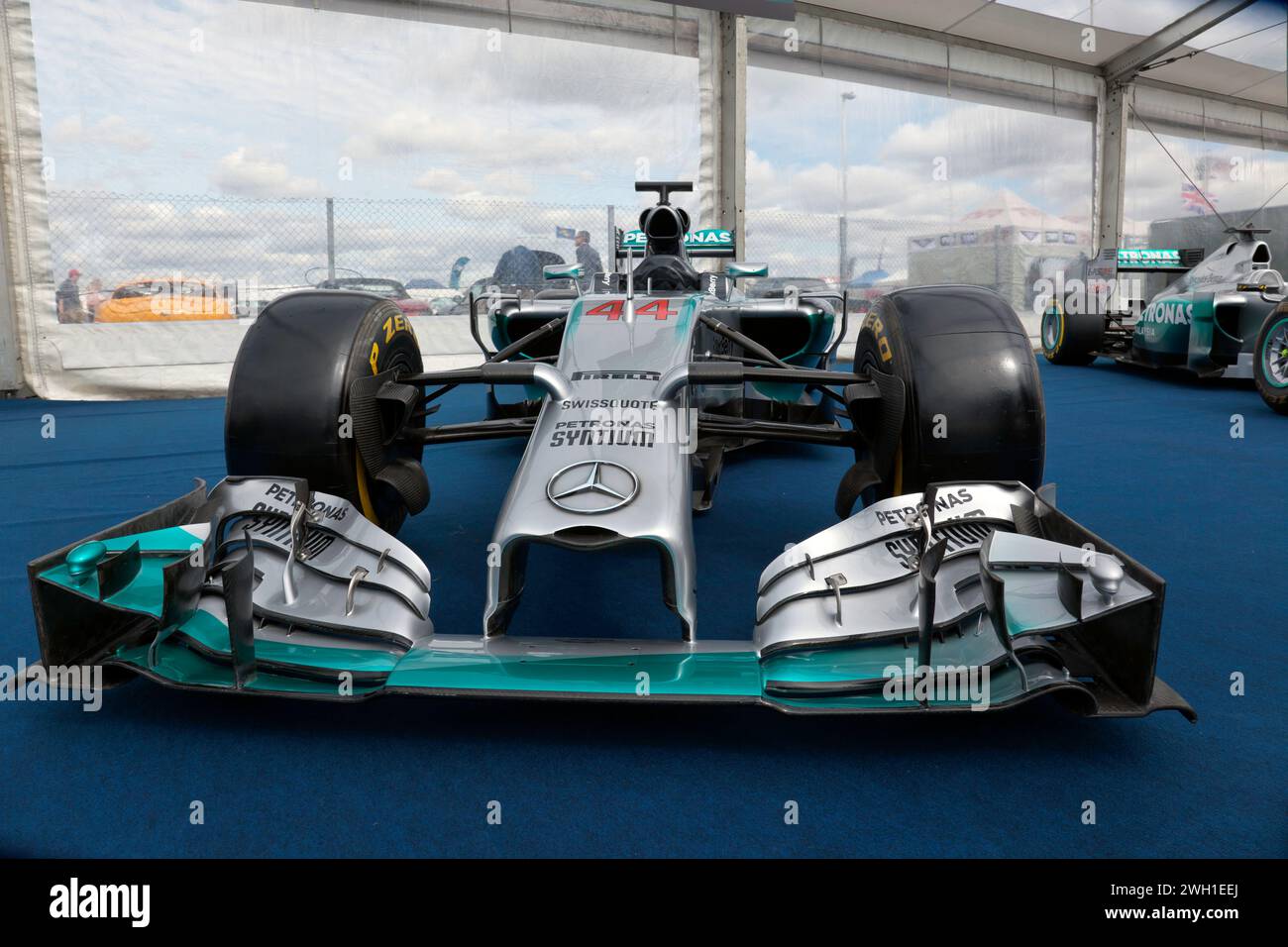 Vorderansicht des Mercedes F1 W05 Hybrid Race Car von Sir Lewis Hamiltons 2014, der beim Silverstone Festival 2023 gezeigt wurde Stockfoto