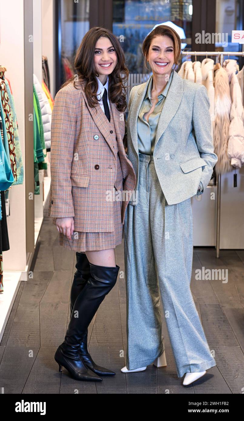 Berlin, Deutschland. Februar 2024. Die US-Schauspielerin Teri Hatcher (r) und ihre Tochter Emerson Tenney während eines Interviews mit der dpa. Quelle: Jens Kalaene/dpa/Alamy Live News Stockfoto