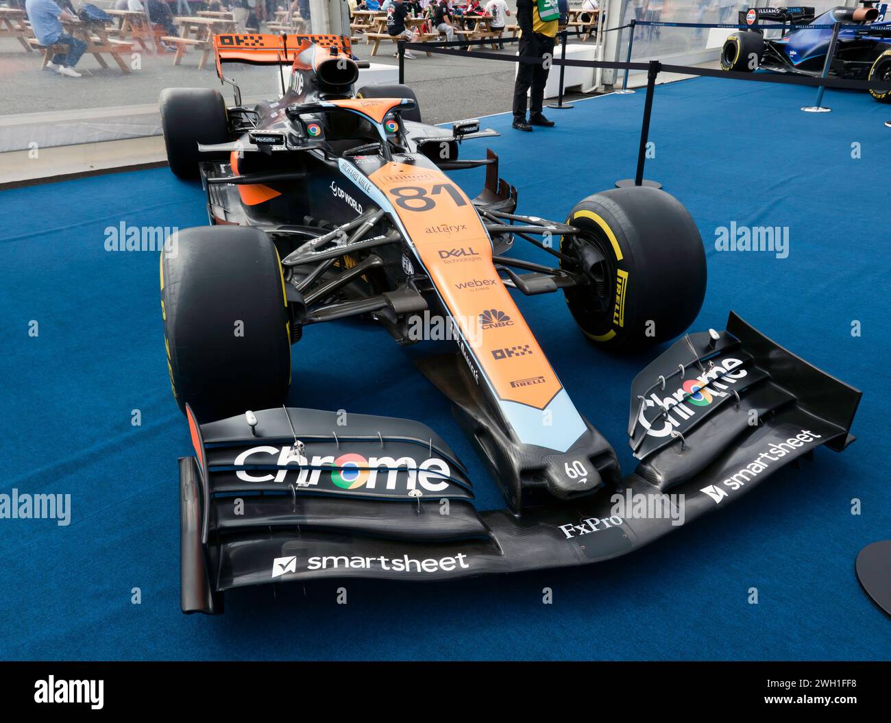 Dreiviertel-Vorderansicht des Formel-1-Wagens McLaren MCL60 von Lando Norris und Oscar Piastri aus dem Jahr 2023 auf dem Silverstone Festival 2023 Stockfoto