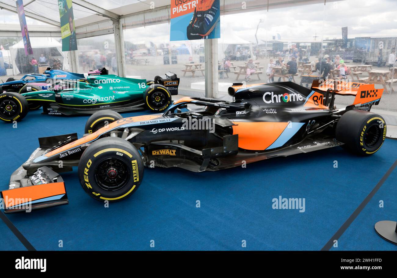 Seitenansicht von Lando Norris und Oscar Piastri's Formel-1-Auto von 2023, McLaren MCL60, auf dem Silverstone Festival 2023 Stockfoto