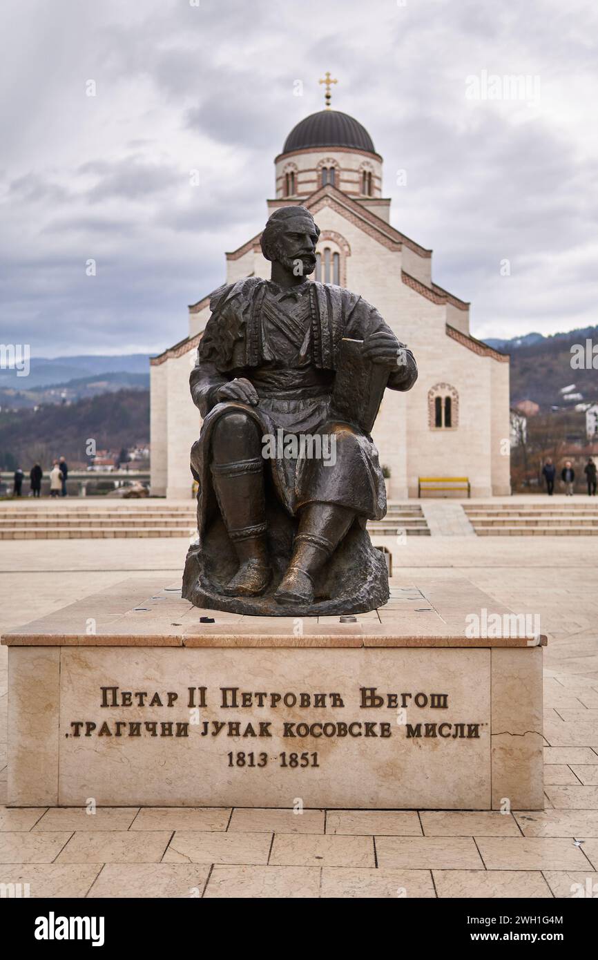 VISEGRAD, BOSNIEN UND HERZEGOWINA - 01.2024: Denkmal für Petar II. Petrovic-Njegos in Andricgrad oder Kamengrad in Visegrad, Bosnien und Herzegowina Stockfoto