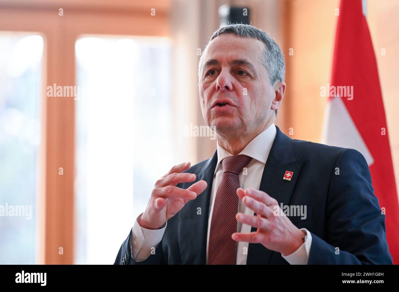 Peking, China. Februar 2024. Der Schweizer Außenminister Ignazio Cassis spricht auf einer Pressekonferenz. Die Schweiz hat China zu einem Friedensgipfel eingeladen, um den russischen Aggressionskrieg in der Ukraine zu lösen. Es sei jedoch keine sofortige Reaktion zu erwarten, sagte Außenminister Ignazio Cassis am Mittwoch in Peking. Quelle: Johannes Neudecker/dpa/Alamy Live News Stockfoto