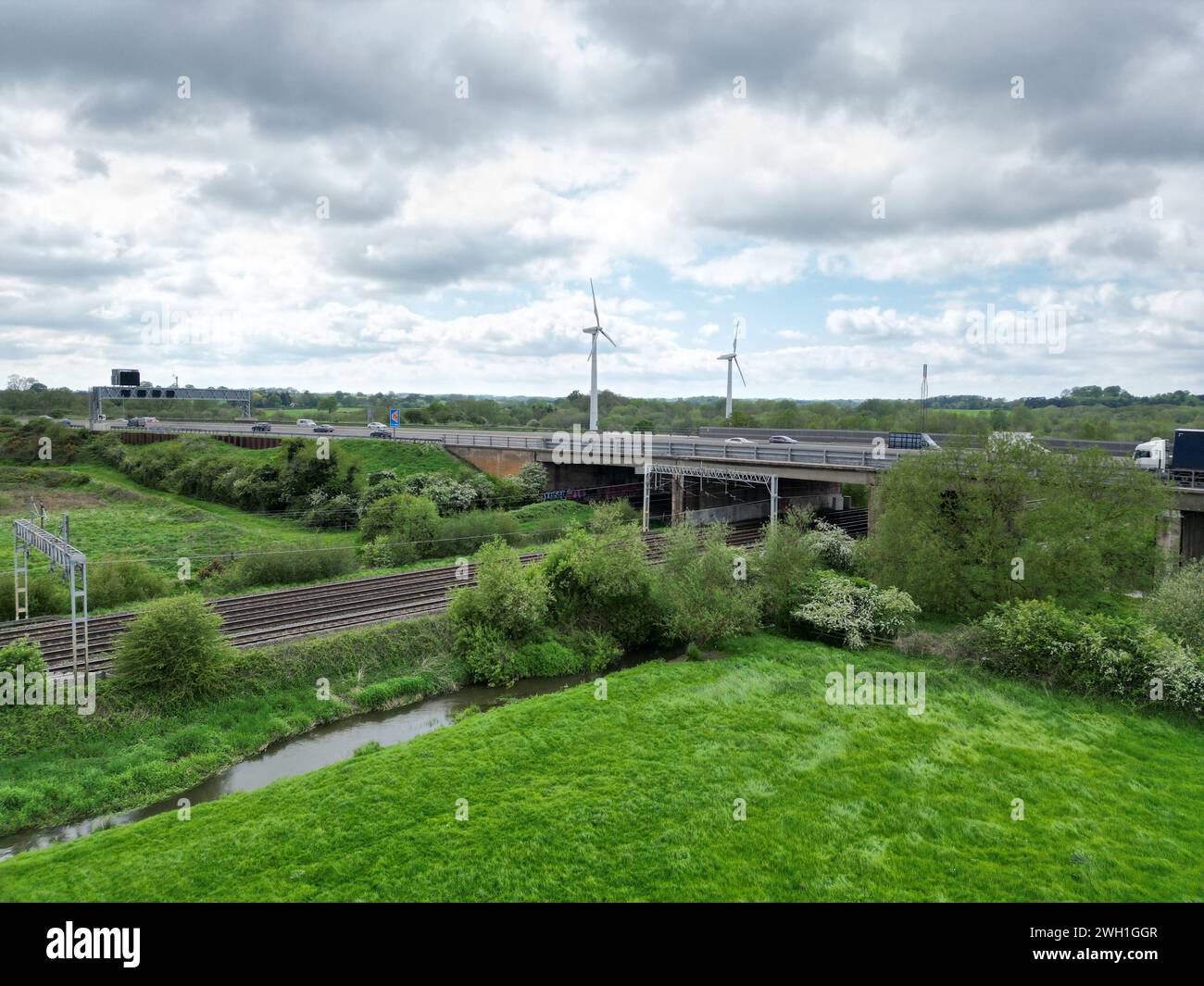 Ein Blick aus der Vogelperspektive auf Windturbinen in der schönen britischen Landschaft, das Konzept der erneuerbaren Energie Stockfoto