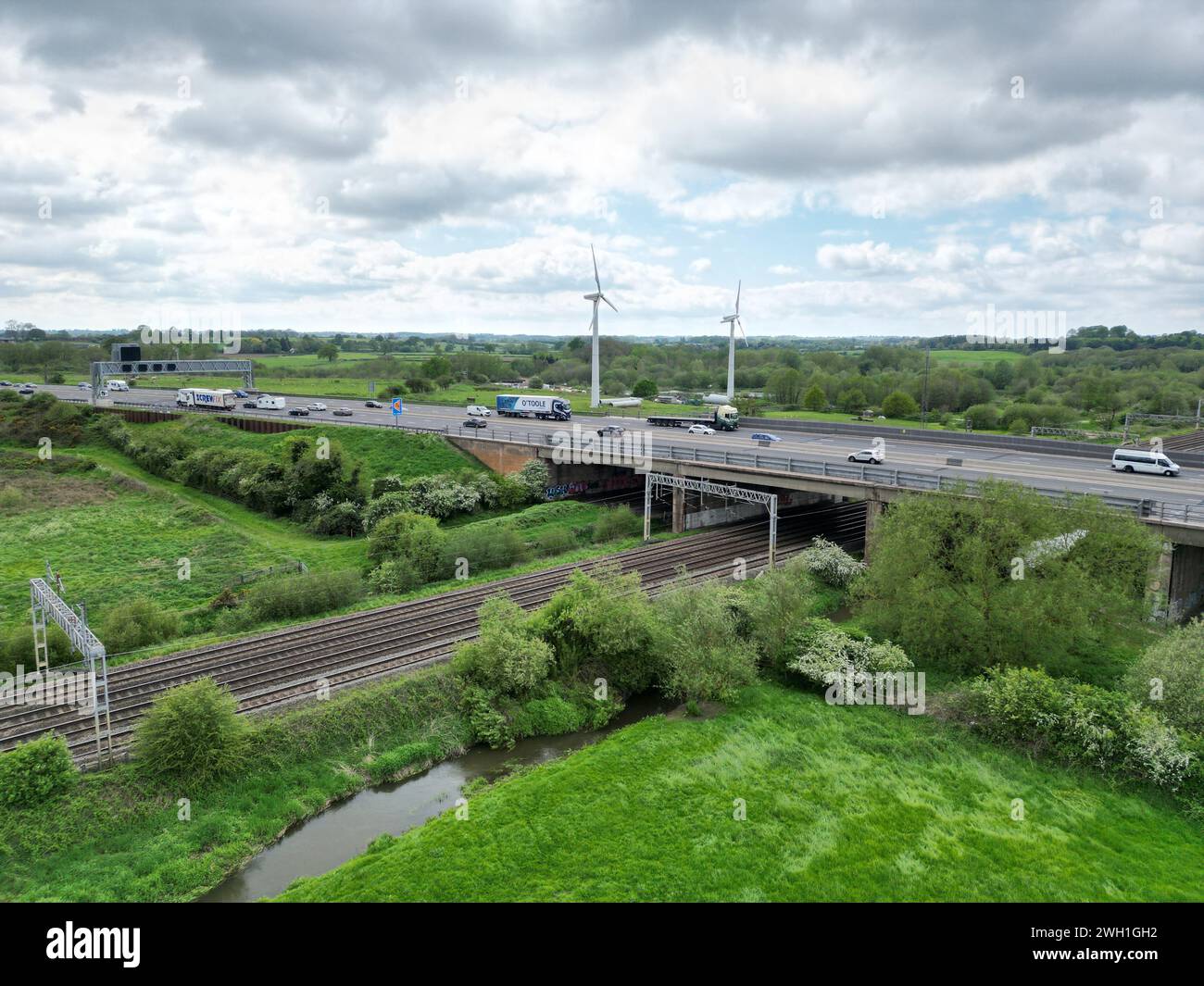 Ein Blick aus der Vogelperspektive auf Windturbinen in der schönen britischen Landschaft, das Konzept der erneuerbaren Energie Stockfoto