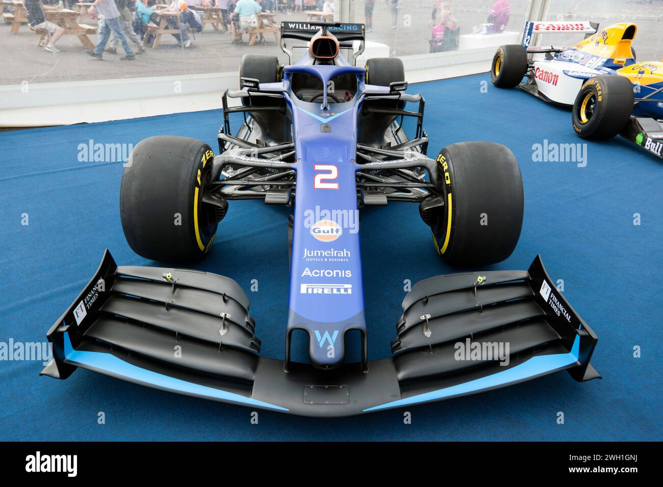 Vorderansicht des 2023, Williams FW45 Formel-1-Autos, das von Alex Albon und Logan Sargeant gefahren wird, auf dem Silverstone Festival 2023 Stockfoto