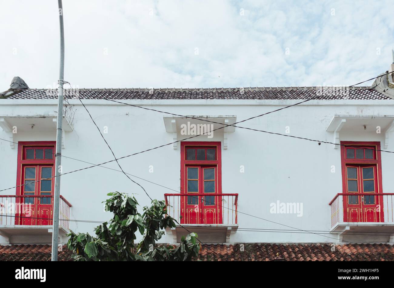 Rote chinesische Fenster und Türen eines Gebäudes in Salatiga, Indonesien. Stockfoto