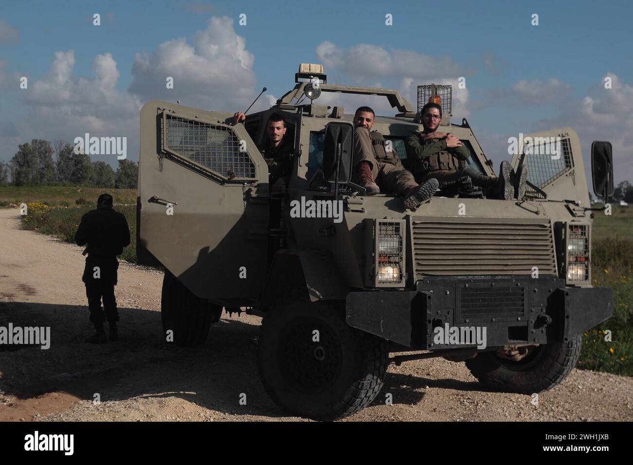 Israelische Soldaten sitzen auf einem gepanzerten Militär auf der israelischen Seite des Grenzübergangs Karem Abu Salem, auch bekannt als Kerem-Schalom-Grenzübergang am 6. Februar 2024 in Kerem Schalom, Israel. Seit einigen Tagen blockieren israelische Siedler LKW, die humanitäre Hilfsgüter für Palästinenser im belagerten Gazastreifen transportieren. Stockfoto