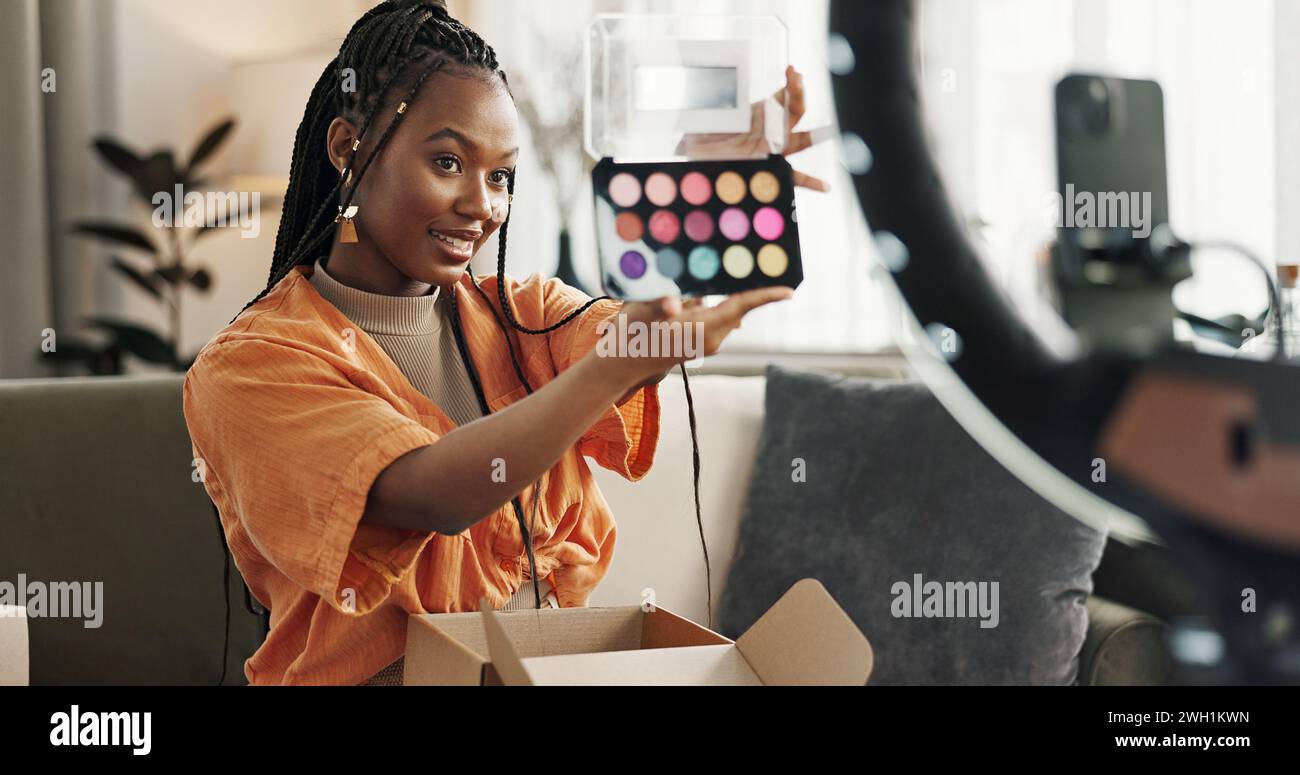 Video, Content Creator und schwarze Frau, die Make-up für Tutorial in sozialen Medien oder im Internet macht. Kosmetischer, glücklicher und junger afrikanischer Influencer-Film Stockfoto