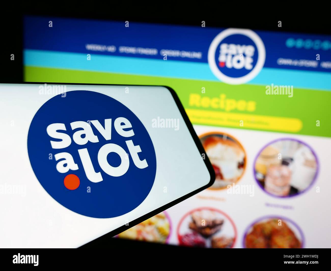 Handy mit Logo des amerikanischen Supermarktunternehmens Save A Lot Food Stores Ltd. Vor der Business-Website. Konzentrieren Sie sich auf die Mitte des Telefondisplays. Stockfoto