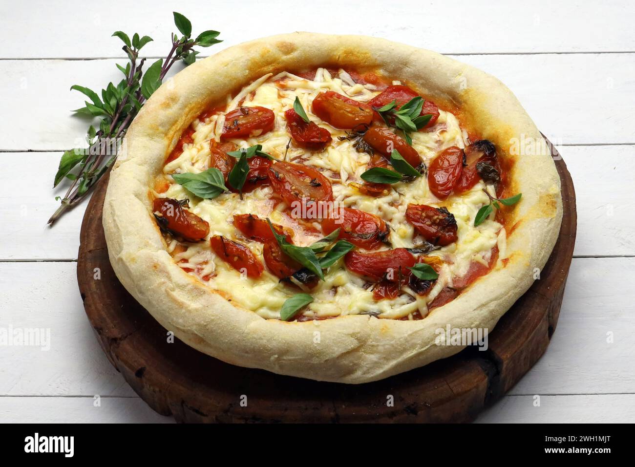 Eine Nahaufnahme von Margherita Pizza aus natürlichem Gärteig Stockfoto