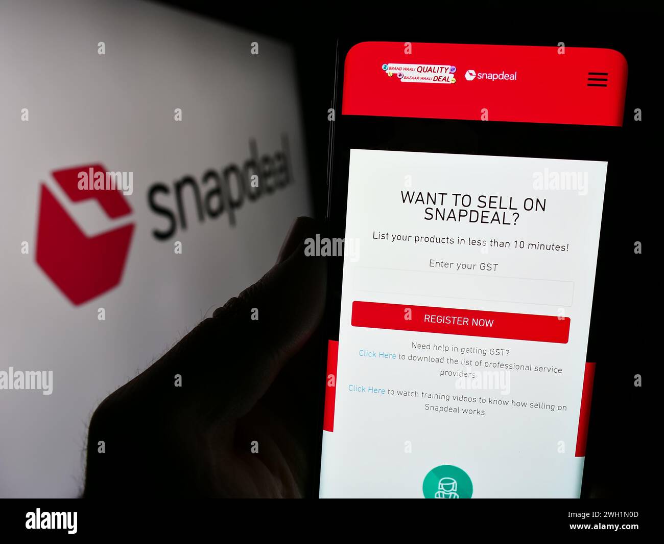 Person, die ein Handy hält, mit Website des indischen E-Commerce-Unternehmens Snapdeal Limited vor dem Geschäftslogo. Konzentrieren Sie sich auf die Mitte des Telefondisplays. Stockfoto