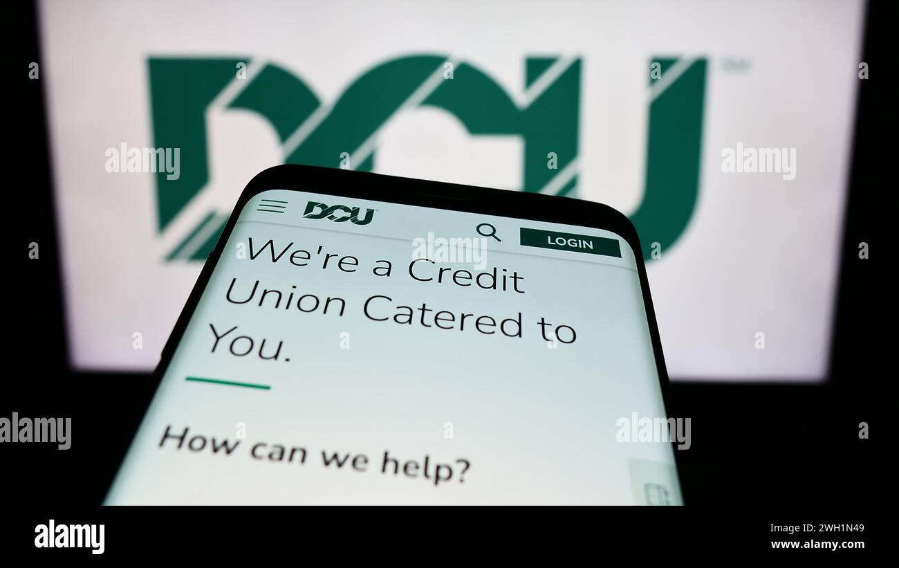 Mobiltelefon mit Website des Finanzinstituts Digital Federal Credit Union (DCU) vor dem Logo. Fokussieren Sie sich oben links auf der Telefonanzeige. Stockfoto