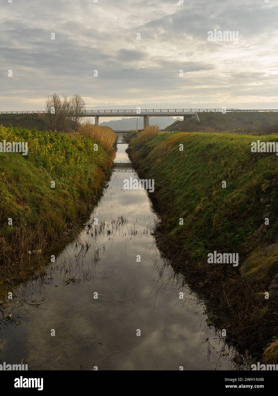 Kanal und Brücke in der Nähe von Arles France an einem bewölkten Morgen im Winter Arles France Stockfoto