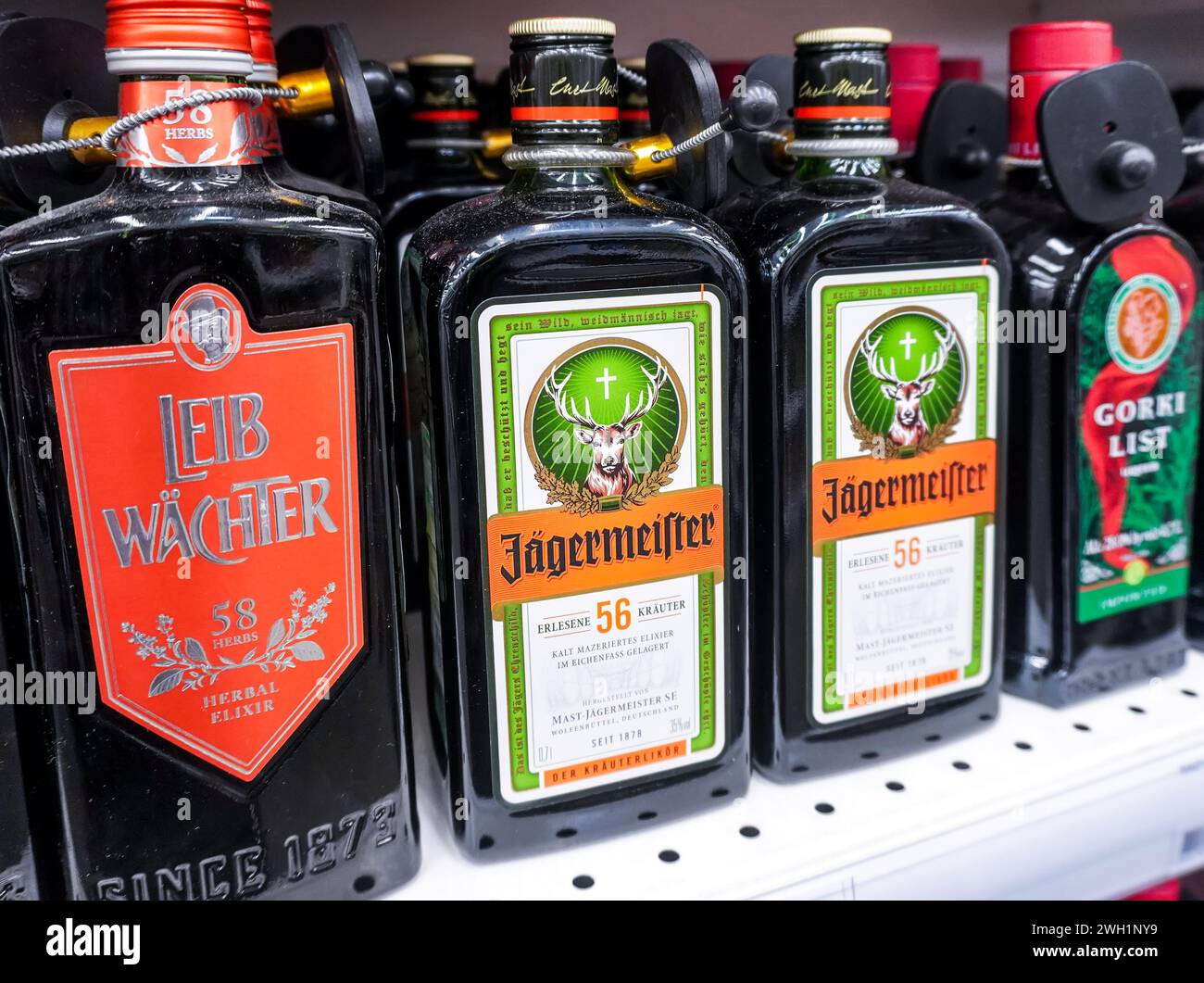 Samara, Russland - 1. Juli 2023: Jagermeister ist ein starkes alkoholisches Getränk, das im Supermarkt verkauft wird. Starke alkoholische Getränke in Flaschen. Selektiver Fokus Stockfoto