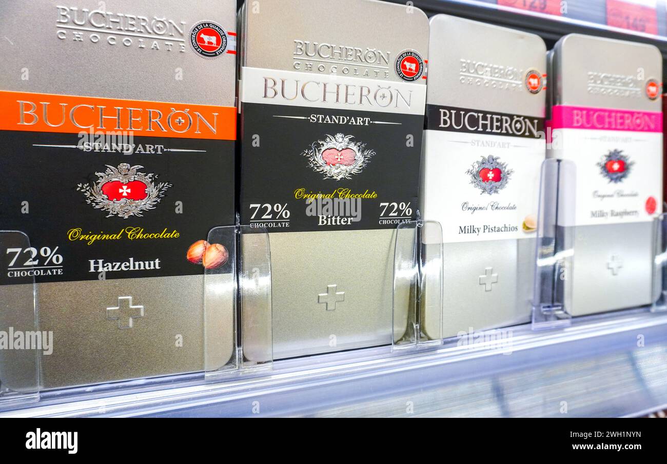 Samara, Russland - 21. April 2023: Verschiedene frische Bucheron-Schokoladenverpackungen im Supermarktregel Stockfoto