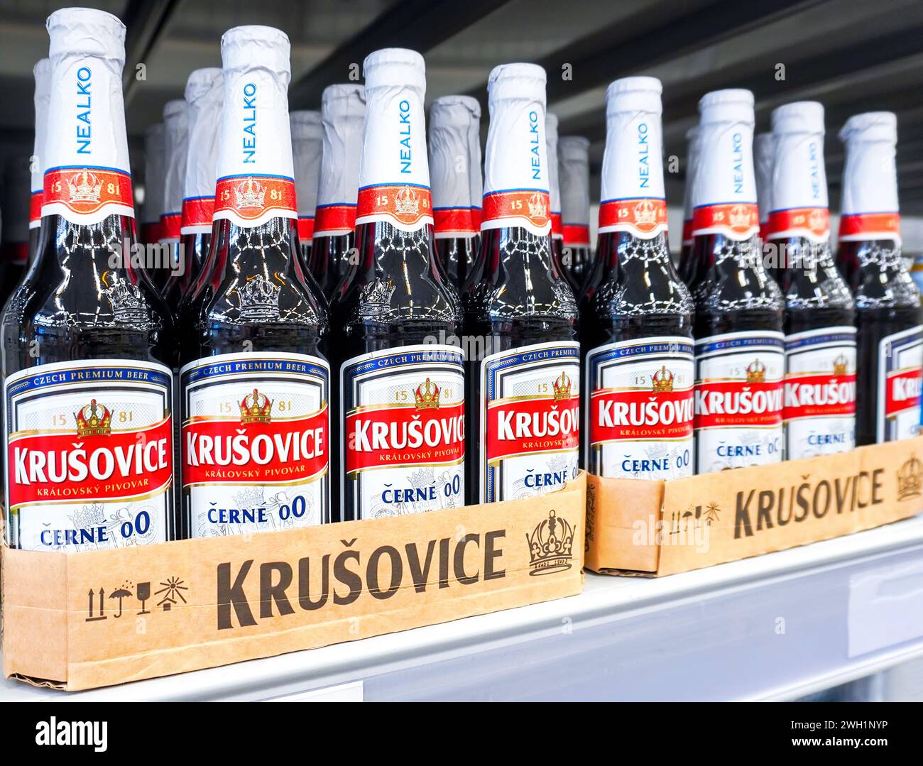 Samara, Russland - 21. April 2023: Das tschechische Bier Krusovice wird in einer Handelskette verkauft. Starke alkoholische Getränke in Flaschen. Selektiver Fokus Stockfoto