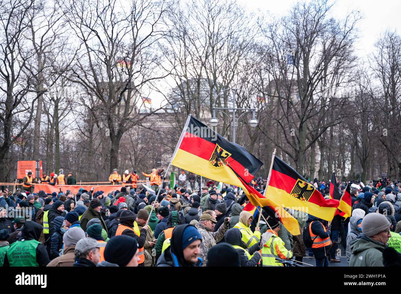 15.01.2024, Berlin, Deutschland, Europa - Tausende von Bauern und Arbeitern der Verkehrsbranche protestieren vor dem Brandenburger Tor. Stockfoto