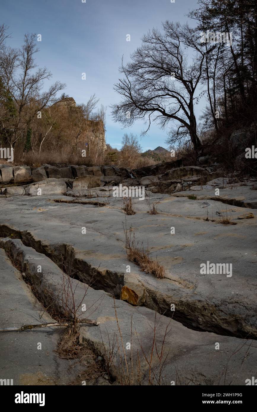 Das trockene Flussbett des Flusses Ter, das Montesquiu in der Provinz Barcelona im Norden Kataloniens passiert. Der Ter ist ein katalanischer Fluss, der in den Pyrenäen entspringt und in das Mittelmeer mündet. Die Dürre, unter der Katalonien seit 2021 leidet, hat dazu geführt, dass die Flussrate und die ökologische Qualität der Flüsse zurückgegangen sind, was sich negativ auf die biologische Vielfalt des Gebiets auswirkt. zwar bleiben die Einleitungen aus Kläranlagen und Industriezweigen in den Fluss gleich, doch die Schadstoffe können nicht in Wasser und rema verdünnt werden Stockfoto