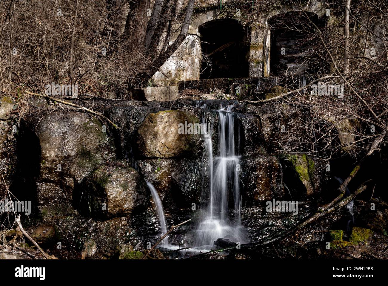 Das niedrige Wasser eines wohlhabenden Flusses erreicht den Fluss Ter, der an Montesquiu in der Provinz Barcelona im Norden Kataloniens vorbeifließt. Der Ter ist ein katalanischer Fluss, der in den Pyrenäen entspringt und in das Mittelmeer mündet. Die Dürre, unter der Katalonien seit 2021 leidet, hat dazu geführt, dass die Flussrate und die ökologische Qualität der Flüsse zurückgegangen sind, was sich negativ auf die biologische Vielfalt des Gebiets auswirkt. zwar bleiben die Ableitungen von Kläranlagen und Industriezweigen in den Fluss gleich, aber die Schadstoffe können nicht verdünnt werden i Stockfoto