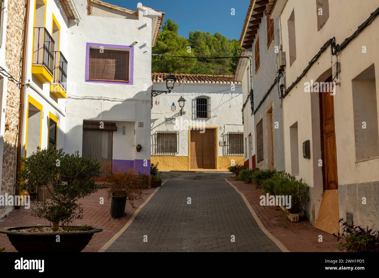 Eine traditionelle mediterrane Straße in der Altstadt von Lliber, Costa Blanca, Spanien – Stockfoto Stockfoto