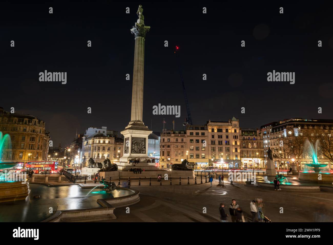 London. UK- 02.04.2024. Ein nächtlicher allgemeiner Blick auf den Trafalgar Square mit Nelsons Säule und den Wasserfontänen. Stockfoto