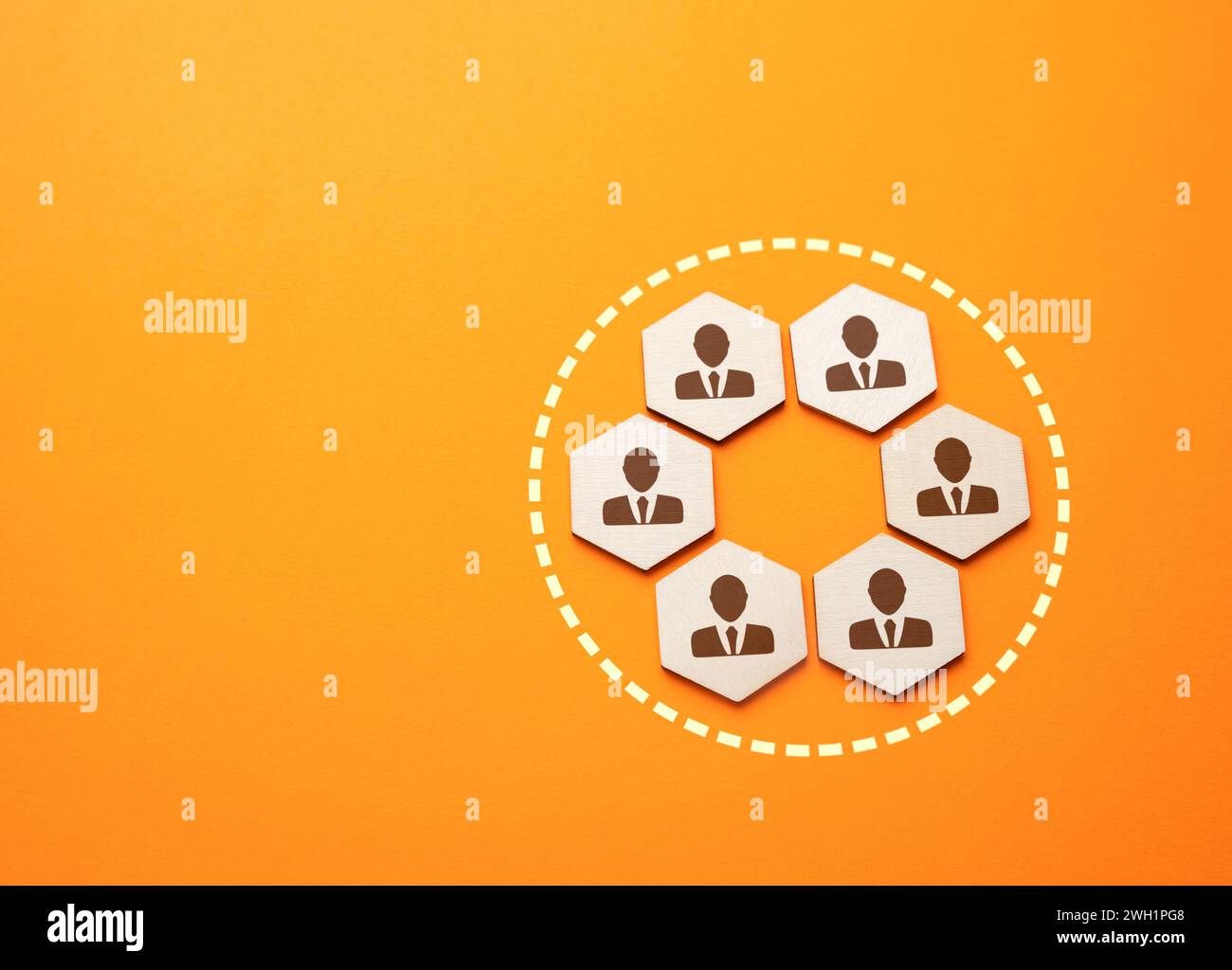 Komplett zusammengesetztes Team. Zusammenarbeit und Zusammenarbeit, Teamarbeit. Förderung eines dynamischen Umfelds, in dem Ideen gedeihen und Aufgaben erledigt werden können Stockfoto