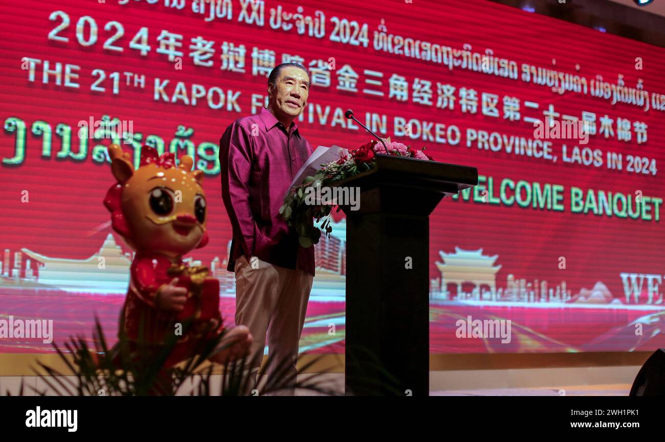 Bokeo, Laos. Januar 2024. Zhao Wei, Gründer der in Hongkong registrierten Kings Romans Group, spricht während des Kapok Flower Festival, dem jährlichen Festival, dessen Art darauf abzielte, den Tourismus im Kings Romans Casino Komplex in der Golden Triangle Special Economic Zone (GTSEZ) zu fördern. Zhao Wei ist ein chinesischer Geschäftsmann, dem der Kasinokomplex der Kings Romans gehört. Wurde von der Regierung von Laos eingeladen, in die Provinz Bokeo zu investieren. 2007 verhandelte und schloss ein 99-jähriges Pachtverhältnis, um die Goldene Dreieck-Sonderwirtschaftszone zu errichten und zu betreiben. (Credit Image: © Pongmanat Tasiri/SOPA Images via ZUM Stockfoto