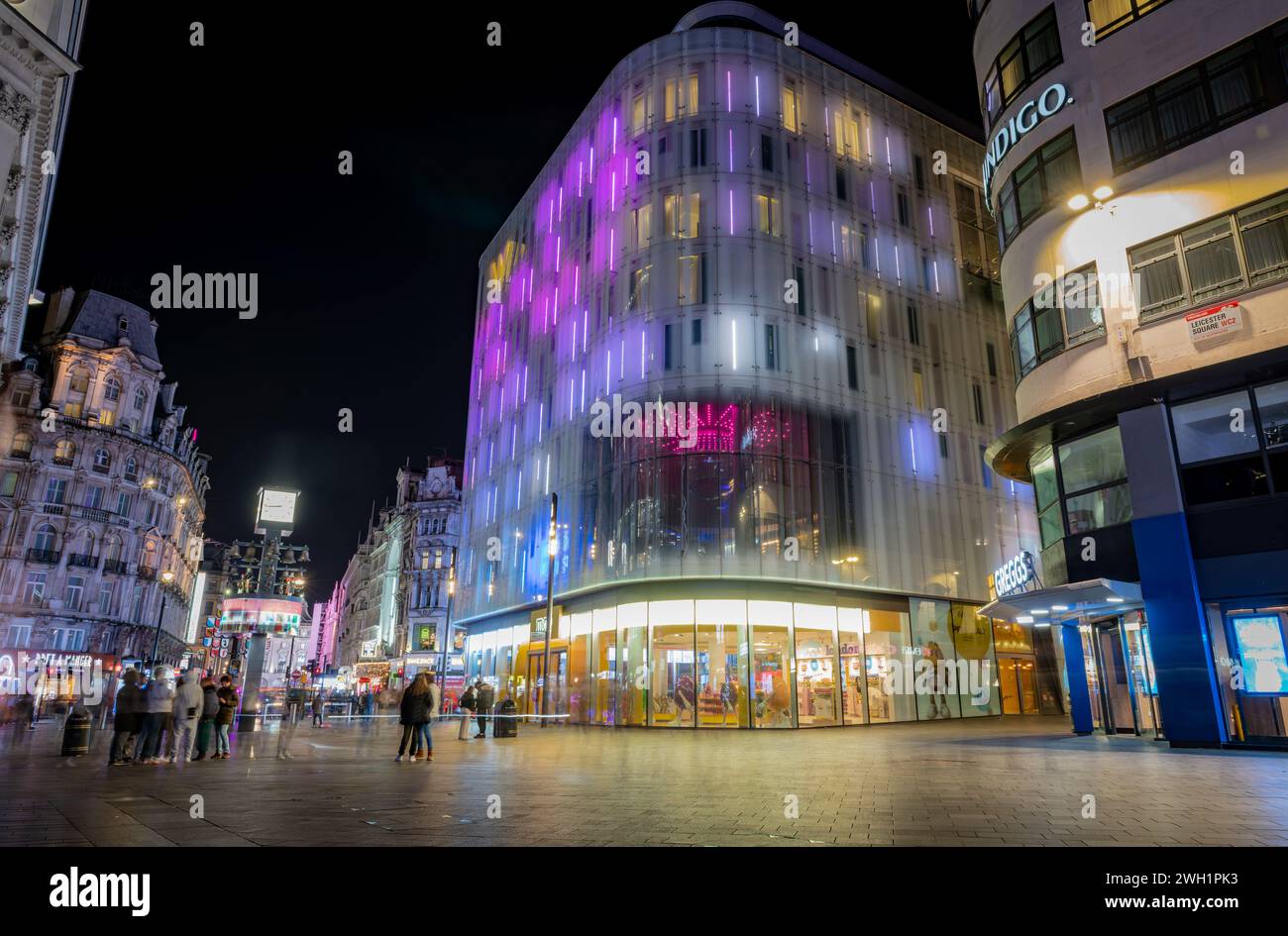 London. UK- 02.04.2024. Ein nächtlicher Blick auf den Leicester Square mit Blick auf das Gebäude des Swiss Centre. Stockfoto