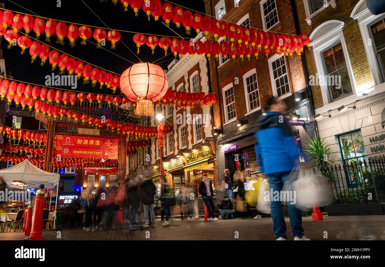 London. UK- 02.04.2024. Eine Langzeitbelichtung bei Nacht auf China Town, dekoriert mit farbenfrohen Laternen für das kommende chinesische Neujahrsfest. Stockfoto